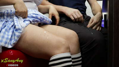 Jong skoolmeisie ruk aan klasmaat oor huiswerk-xsanyAny